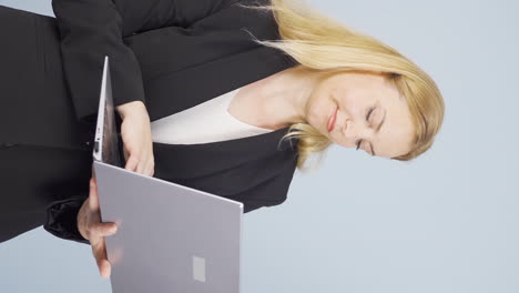 Vertikales-Video-Einer-Geschäftsfrau,-Die-Mit-Müdem-Gesichtsausdruck-Auf-Den-Laptop-Schaut.